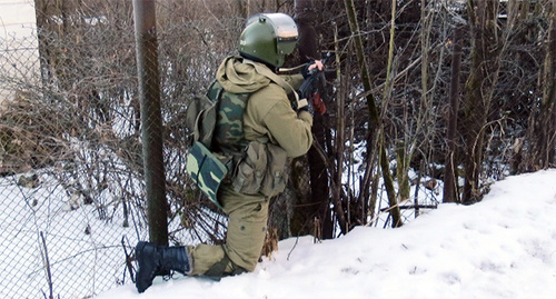 Сотрудник силовых структур на спецоперации. Фото: http://nac.gov.ru/nakmessage/2015/01/20/v-kbr-neitralizovan-odioznyi-podryvnik-banditskogo-podpolya.html Сотрудник силовых структур на спецоперации. Фото: http://nac.gov.ru/nakmessage/2015/01/20/v-kbr-neitralizovan-odioznyi-podryvnik-banditskogo-podpolya.html