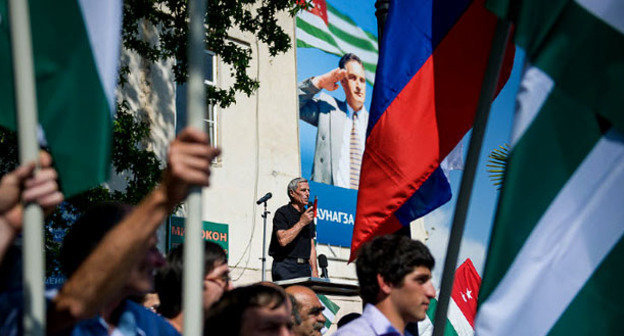 Участники митинга в поддержку президента Абхазии держат флаги России и Абхазии. Сухум, 29 мая 2014 г. Фото: Нина Зотина и Наталья Евсикова http://www.yuga.ru/ Участники митинга в поддержку президента Абхазии держат флаги России и Абхазии. Сухум, 29 мая 2014 г. Фото: Нина Зотина и Наталья Евсикова http://www.yuga.ru/
