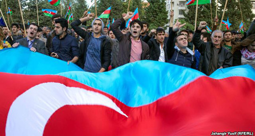Митинг оппозиции в Баку. 12 октября 2014 года. Jahangir Yusif, RFE / RL. Фото: http://gdb.rferl.org/FA68F528-4A7F-4289-B871-518292155A63_w640_r1_s.jpg Митинг оппозиции в Баку. 12 октября 2014 года. Jahangir Yusif, RFE / RL. Фото: http://gdb.rferl.org/FA68F528-4A7F-4289-B871-518292155A63_w640_r1_s.jpg