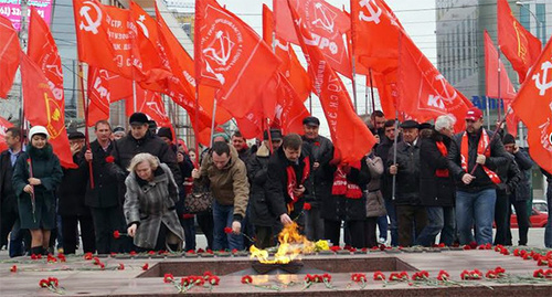 Официальная церемония возложения венков и цветов на мемориале в Первомайской роще, Краснодар, февраль 2015. Фото: http://kprf.ru/party-live/regnews/139205.html Официальная церемония возложения венков и цветов на мемориале в Первомайской роще, Краснодар, февраль 2015. Фото: http://kprf.ru/party-live/regnews/139205.html