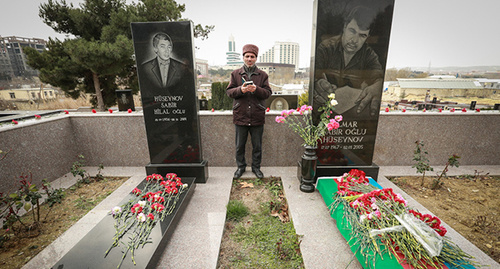 У могил Эльмар и Сабира Гусейновых. 02.05.15 Фото Азиза каримова для "Кавказского узла" У могил Эльмар и Сабира Гусейновых. 02.05.15 Фото Азиза каримова для "Кавказского узла"