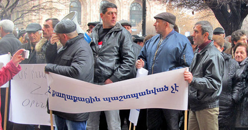 Акция протеста экс-сотрудников завода "Наирит". Надпись на транспаранте «Гражданин Армении не защищен!». Ереван, 4 марта 2015 г. Фото Тиграна Петросяна для "Кавказского узла" Акция протеста экс-сотрудников завода "Наирит". Надпись на транспаранте «Гражданин Армении не защищен!». Ереван, 4 марта 2015 г. Фото Тиграна Петросяна для "Кавказского узла"