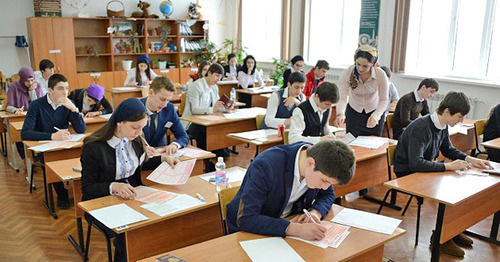 Тренировочный ЕГЭ по русскому языку в одной из школ Чечни. Фото: официальный информационный портал ЕГЭ http://ege.edu.ru/ru/main/news/index.php?id_4=19691 Тренировочный ЕГЭ по русскому языку в одной из школ Чечни. Фото: официальный информационный портал ЕГЭ http://ege.edu.ru/ru/main/news/index.php?id_4=19691