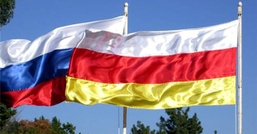 Флаги России и Южной Осетии. Фото http://osinform.ru/ Флаги России и Южной Осетии. Фото http://osinform.ru/