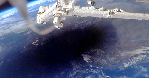 Тень от Луны на Земле во время затмения. Фото: https://ru.wikipedia.org/ Тень от Луны на Земле во время затмения. Фото: https://ru.wikipedia.org/