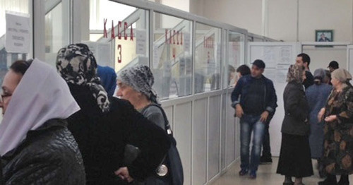 Жители оплачивают коммунальные услуги в ЕРКЦ Грозного. Март 2015 г. Фото Ахмеда Альдебирова для "Кавказского узла" Жители оплачивают коммунальные услуги в ЕРКЦ Грозного. Март 2015 г. Фото Ахмеда Альдебирова для "Кавказского узла"