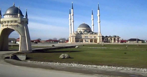 Мечеть в селе Джалка. Чечня. Кадр из видео пользователя antipovic http://www.youtube.com/watch?v=HfZ-aHdiIhU