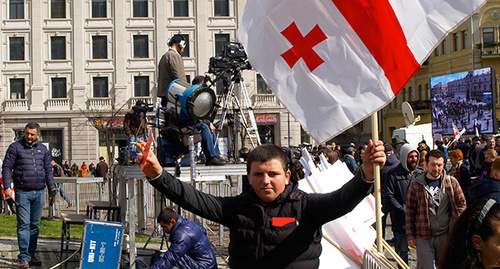 Молодой человек на митинге в Тбилиси, март 2015. Фото Беслана Кмузова для "Кавказского узла" Молодой человек на митинге в Тбилиси, март 2015. Фото Беслана Кмузова для "Кавказского узла"