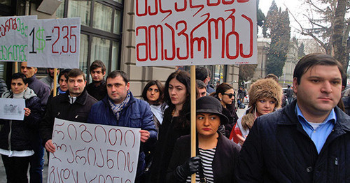 Девушка с плакатом «В отставку правительство» во время акции протеста. Тбилиси, февраль 2015 г. Фото Беслана Кмузова для "Кавказского узла" Девушка с плакатом «В отставку правительство» во время акции протеста. Тбилиси, февраль 2015 г. Фото Беслана Кмузова для "Кавказского узла"