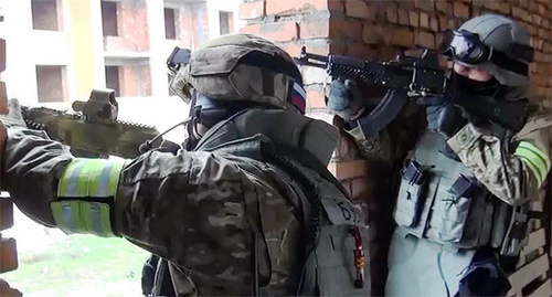 Спецоперация. Фото: http://nac.gov.ru/nakmessage/2015/04/02/v-khasavyurte-neitralizovan-glavar-kizlyarskoi-bandgruppy.html Спецоперация. Фото: http://nac.gov.ru/nakmessage/2015/04/02/v-khasavyurte-neitralizovan-glavar-kizlyarskoi-bandgruppy.html