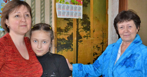 Семья Ткачевых (слева направо) Анна Ткачева, ее дочь и мама. Сочи, апрель 2015 г. Фото Светланы Кравченко для "Кавказского узла" Семья Ткачевых (слева направо) Анна Ткачева, ее дочь и мама. Сочи, апрель 2015 г. Фото Светланы Кравченко для "Кавказского узла"