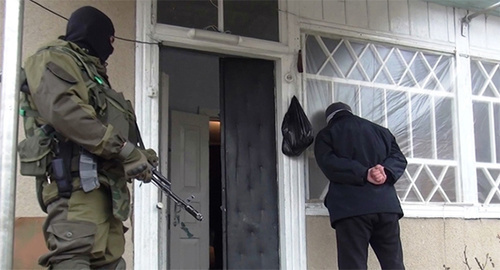 Задержание во время спецоперации. Фото: http://nac.gov.ru/nakmessage/2015/04/07/v-kbr-provedena-kontrterroristicheskaya-operatsiya.html Задержание во время спецоперации. Фото: http://nac.gov.ru/nakmessage/2015/04/07/v-kbr-provedena-kontrterroristicheskaya-operatsiya.html