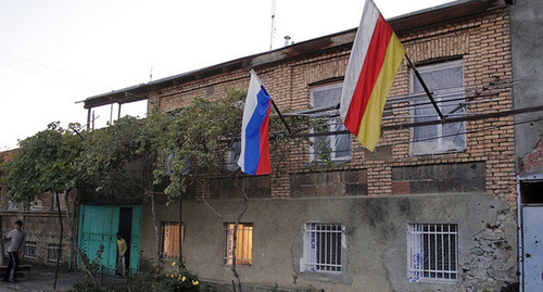 Флаги россии и Южной Осетии. Фото: http://www.ossetia.ru/news/politics/ideya_soyuza_s_rossiey_vvergla_tskhinval_v_krizis.html Флаги россии и Южной Осетии. Фото: http://www.ossetia.ru/news/politics/ideya_soyuza_s_rossiey_vvergla_tskhinval_v_krizis.html