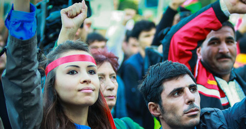 Наргиз Ягублу (слева) во время митинга оппозиции. Баку, февраль 2013 г. Фото Азиза Каримова для "Кавказского узла" Наргиз Ягублу (слева) во время митинга оппозиции. Баку, февраль 2013 г. Фото Азиза Каримова для "Кавказского узла"