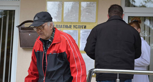 72-летний инвалид Виктор Диденко провел в дороге и в очередях 22 апреля около 12 часов, чтобы получить две справки. Фото Светланы Кравченко 72-летний инвалид Виктор Диденко провел в дороге и в очередях 22 апреля около 12 часов, чтобы получить две справки. Фото Светланы Кравченко