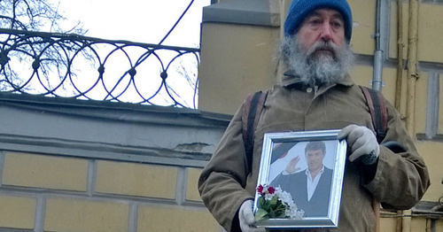 Портрет Бориса Немцова в руках одного из участников панихиды по Немцову. Москва, 3 марта 2015 г. Фото Вячеслава Ферапошкина для "Кавказского узла" Портрет Бориса Немцова в руках одного из участников панихиды по Немцову. Москва, 3 марта 2015 г. Фото Вячеслава Ферапошкина для "Кавказского узла"
