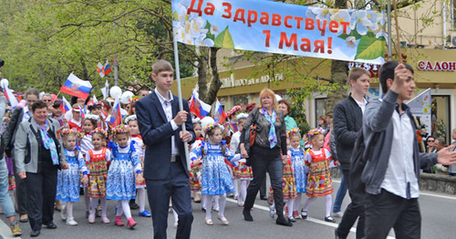 Участники первомайского митинга в Сочи. 1 мая 2015 г. Фото Светланы Кравченко для "Кавказского узла" Участники первомайского митинга в Сочи. 1 мая 2015 г. Фото Светланы Кравченко для "Кавказского узла"