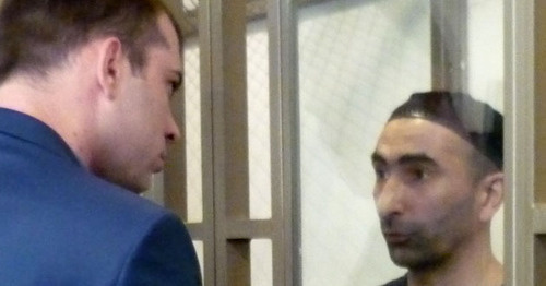 Али Тазиев по кличке "Магас", обвиняемый в нападении на Назрань в 2004 году, общается со своим адвокатом Виктором Ворожейкиным (слева). Ростов-на-Дону, 12 мая 2015 г. Фото Олеси Диановой для "Кавказского узла"
Али Тазиев по кличке "Магас", обвиняемый в нападении на Назрань в 2004 году, общается со своим адвокатом Виктором Ворожейкиным (слева). Ростов-на-Дону, 12 мая 2015 г. Фото Олеси Диановой для "Кавказского узла"