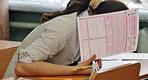 Девушка сдает ЕГЭ. Фото: http://informing.ru/2014/09/29/dosrochnyy-ege-po-russkomu-yazyku-i-geografii-provedut-v-rf-v-fevrale.html Девушка сдает ЕГЭ. Фото: http://informing.ru/2014/09/29/dosrochnyy-ege-po-russkomu-yazyku-i-geografii-provedut-v-rf-v-fevrale.html