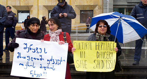 Плакат "Спасите Сакдриси!" на митинге 30 марта в тбилиси. . Фото Беслана Кмузова для "Кавказского узла" Плакат "Спасите Сакдриси!" на митинге 30 марта в тбилиси. . Фото Беслана Кмузова для "Кавказского узла"