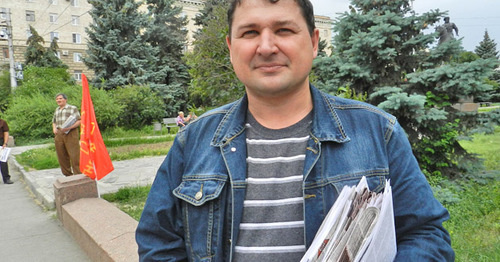 Организатор пикета Роман Кирчук. Волгоград, 30 мая 2015 г. Фото Татьяны Филимоновой для "Кавказского узла" Организатор пикета Роман Кирчук. Волгоград, 30 мая 2015 г. Фото Татьяны Филимоновой для "Кавказского узла"