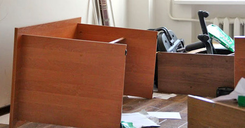 Перевернутая мебель в офисе КПП в Грозном 3 июня 2015 года