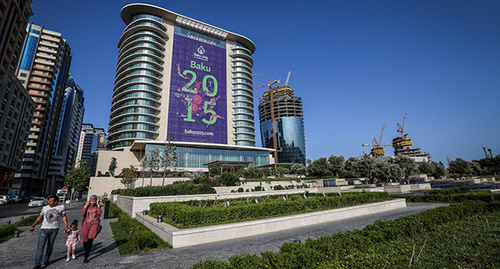 Плакат: "Баку 2015" на гостинице Mariott Absheron. Баку. Фото Азиза Каримова для "Кавказского узла" Плакат: "Баку 2015" на гостинице Mariott Absheron. Баку. Фото Азиза Каримова для "Кавказского узла"