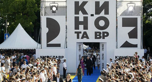 На фестивале "Кинотоавр"-2015, Сочи. Фото: http://www.livekuban.ru/news/kultura/v-sochi-nazvali-pobeditelya-kinotavra-korotkiy-metr/ На фестивале "Кинотоавр"-2015, Сочи. Фото: http://www.livekuban.ru/news/kultura/v-sochi-nazvali-pobeditelya-kinotavra-korotkiy-metr/