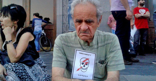 Участник акции против повышения тарифов на электроэнергию. Ереван, 21 июня 2015 г. Фото Армине Мартиросян для "Кавказского узла" Участник акции против повышения тарифов на электроэнергию. Ереван, 21 июня 2015 г. Фото Армине Мартиросян для "Кавказского узла"