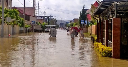 Залитая водой улица в поселке Мирный. Сочи, 26 июня 2015 г. Фото Анны Грицевич для "Кавказского узла" Залитая водой улица в поселке Мирный. Сочи, 26 июня 2015 г. Фото Анны Грицевич для "Кавказского узла"