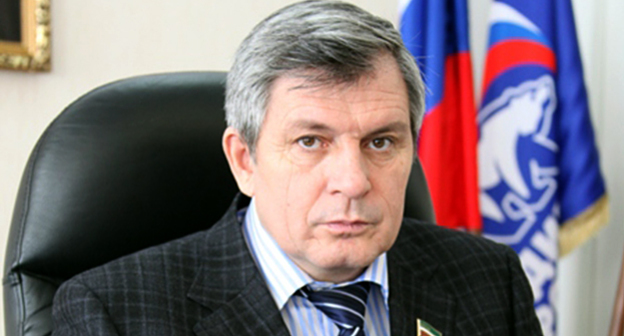 Абдурахманов Дукуваха Баштаевич. Фото: http://chechen.er.ru/media/userdata/news/2014/03/17/e01e0b1378a85c970c66b1dde212e17d.jpg Абдурахманов Дукуваха Баштаевич. Фото: http://chechen.er.ru/media/userdata/news/2014/03/17/e01e0b1378a85c970c66b1dde212e17d.jpg