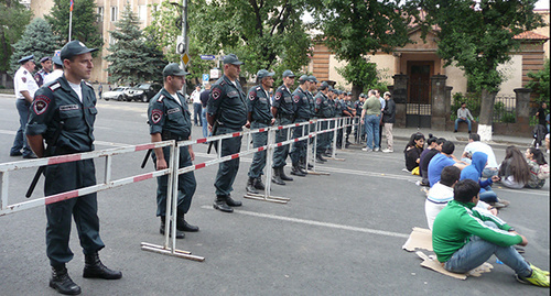 Сотрудники полиции во время акции протеста против подорожания электроэнергии. Ереван, 29 июня 2015 г. Фото Армине Мартиросян для "Кавказского узла" Сотрудники полиции во время акции протеста против подорожания электроэнергии. Ереван, 29 июня 2015 г. Фото Армине Мартиросян для "Кавказского узла"
