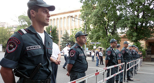 Полицейские следят за протестной акцией. Ереван, 29 июня 2015 г. Фото Армине Мартиросян для "Кавказского узла" Полицейские следят за протестной акцией. Ереван, 29 июня 2015 г. Фото Армине Мартиросян для "Кавказского узла"