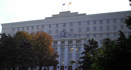 Здание областного правительства в Ростове. Фото: Артёмка, https://ru.wikipedia.org/wiki/Ростовская_область#/media/File:%D0%90%D0%B4%D0%BC%D0%B8%D0%BD%D0%B8%D1%81%D1%82%D1%80%D0%B0%D1%86%D0%B8%D1%8F_%D0%A0%D0%BE%D1%81%D1%82%D0%BE%D0%B2%D1%81%D0%BA%D0%BE%D0%B9_%D0%BE%D0%B1%D0%BB%D0%B0%D1%81%D1%82%D0%B8.JPG Здание областного правительства в Ростове. Фото: Артёмка, https://ru.wikipedia.org/wiki/Ростовская_область#/media/File:%D0%90%D0%B4%D0%BC%D0%B8%D0%BD%D0%B8%D1%81%D1%82%D1%80%D0%B0%D1%86%D0%B8%D1%8F_%D0%A0%D0%BE%D1%81%D1%82%D0%BE%D0%B2%D1%81%D0%BA%D0%BE%D0%B9_%D0%BE%D0%B1%D0%BB%D0%B0%D1%81%D1%82%D0%B8.JPG