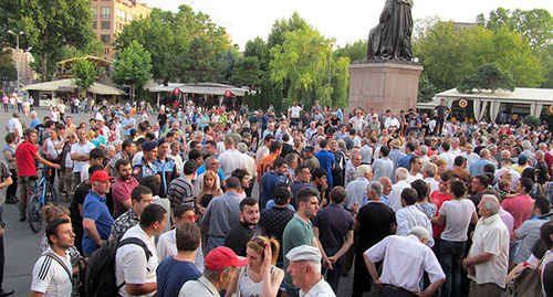 Активисты на площади Свободы. Ереван, 7 июля 2015 г. Фото Армине Мартиросян для "Кавказского узла" Активисты на площади Свободы. Ереван, 7 июля 2015 г. Фото Армине Мартиросян для "Кавказского узла"