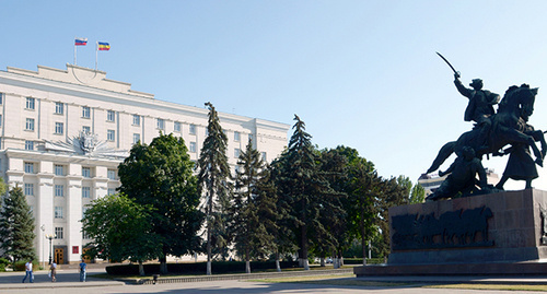 Площадь перед зданием правительства Ростовской области. Фото Олега Пчелова для "Кавказского узла" Площадь перед зданием правительства Ростовской области. Фото Олега Пчелова для "Кавказского узла"