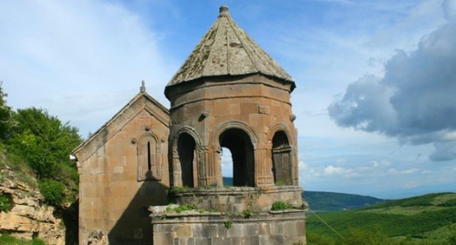 Здание Тирского монастыря в Южной Осетии. Фото: Алексей Мухранов, http://www.travelgeorgia.ru/objects/gallery_file_1515_b.jpg Здание Тирского монастыря в Южной Осетии. Фото: Алексей Мухранов, http://www.travelgeorgia.ru/objects/gallery_file_1515_b.jpg