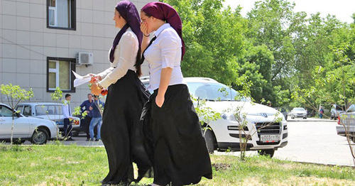 Выпускницы после сдачи ЕГЭ. Фото Магомеда Магомедова для "Кавказского узла" Выпускницы после сдачи ЕГЭ. Фото Магомеда Магомедова для "Кавказского узла"