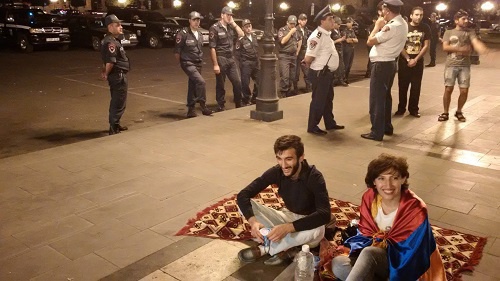 Акция протеста в 1.00 28 июля - цепочка полицейских отделяет немногочисленных активистов от центра площади. Ереван. Фото Григория Шведова для "Кавказского узла" Акция протеста в 1.00 28 июля - цепочка полицейских отделяет немногочисленных активистов от центра площади. Ереван. Фото Григория Шведова для "Кавказского узла"