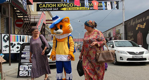 У входа в салон красоты на рынке Беркат в Грознoм. Фото Ахмеда Альдебирова для "Кавказского узла" У входа в салон красоты на рынке Беркат в Грознoм. Фото Ахмеда Альдебирова для "Кавказского узла"