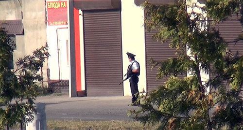 Сотрудник полиции на улице города во время проведения спецоперации. Фото: http://nac.gov.ru/nakmessage/2015/07/16/v-baksanskom-raione-kbr-neitralizovano-troe-banditov.html Сотрудник полиции на улице города во время проведения спецоперации. Фото: http://nac.gov.ru/nakmessage/2015/07/16/v-baksanskom-raione-kbr-neitralizovano-troe-banditov.html