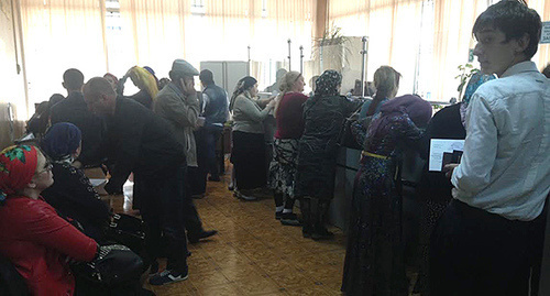 Очередь на оплату платежей за электричество в ЕРКЦ. Чечня. Фото Магомеда Магомедова для "Кавказского узла" Очередь на оплату платежей за электричество в ЕРКЦ. Чечня. Фото Магомеда Магомедова для "Кавказского узла"
