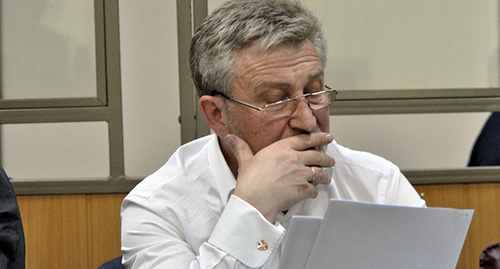 Руководитель группы адвокатов Владимир Постанюк сосредоточенно изучает документы. Фото Олега Пчелов для "Кавказского узла" Руководитель группы адвокатов Владимир Постанюк сосредоточенно изучает документы. Фото Олега Пчелов для "Кавказского узла"