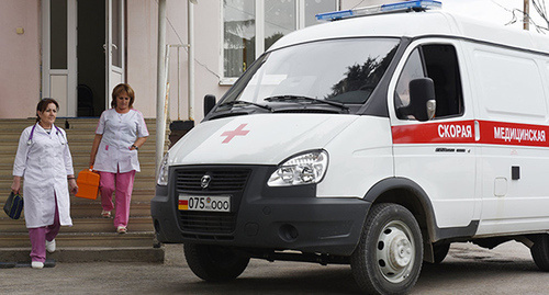 Медицинские работники возле автомобиля скорой помощи. Фото: © Sputnik/ Ада Багиан, http://sputnik-ossetia.ru/South_Ossetia/20150824/498891.html Медицинские работники возле автомобиля скорой помощи. Фото: © Sputnik/ Ада Багиан, http://sputnik-ossetia.ru/South_Ossetia/20150824/498891.html