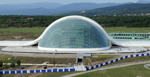 Здание парламента Грузии. Фото: http://nor.ge/date/2013/06/page/9/ Здание парламента Грузии. Фото: http://nor.ge/date/2013/06/page/9/