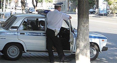 Сотрудник ГИБДД около служебного автомобиля. Фото: http://news.rostov-today.ru/index.php?id_razdel=23&d=8&m=10&y=2009 Сотрудник ГИБДД около служебного автомобиля. Фото: http://news.rostov-today.ru/index.php?id_razdel=23&d=8&m=10&y=2009