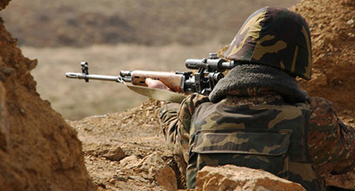 Солдат на боевой позиции. Фото: http://www.trend.az/azerbaijan/karabakh/2377951.html Солдат на боевой позиции. Фото: http://www.trend.az/azerbaijan/karabakh/2377951.html