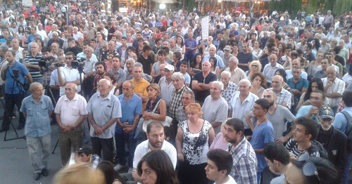 Активисты движения "Нет грабежу!" провели на площади Свободы в Ереване митинг. Ереван, 11 сентября 2015 г. Фото Армине Мартиросян для "Кавказского узла" Активисты движения "Нет грабежу!" провели на площади Свободы в Ереване митинг. Ереван, 11 сентября 2015 г. Фото Армине Мартиросян для "Кавказского узла"