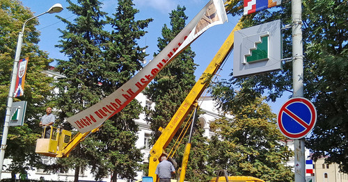 По случаю фестиваля "Французские дни в Арцахе", в столице Нагорного Карабаха в Степанакерте развешиваются праздничные транспаранты. 16 сентября 2015 г. Фото Алвард Григорян для "Кавказского узла" По случаю фестиваля "Французские дни в Арцахе", в столице Нагорного Карабаха в Степанакерте развешиваются праздничные транспаранты. 16 сентября 2015 г. Фото Алвард Григорян для "Кавказского узла"