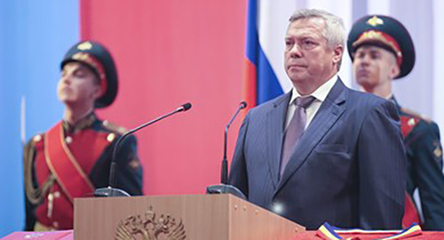 Церемония принесения присяги Василием Голубевым. Фото: http://www.donland.ru/Default.aspx?pageid=92217 Церемония принесения присяги Василием Голубевым. Фото: http://www.donland.ru/Default.aspx?pageid=92217